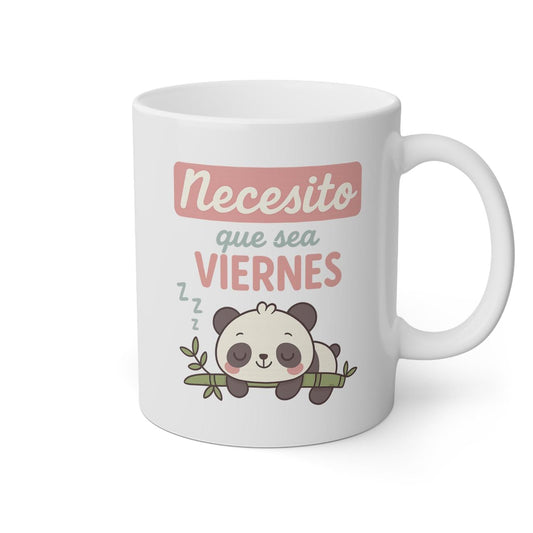 Taza blanca con la frase necesito que sea viernes y un osito panda durmiendo