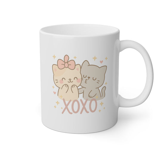 Taza blanca con una pareja de gatitos dándose un besito