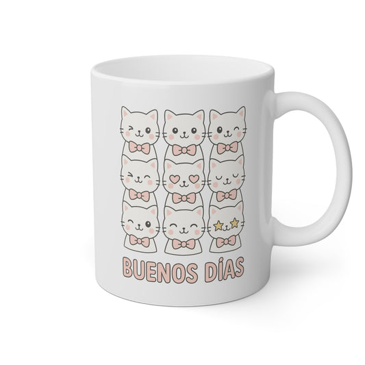 Taza blanca con muchos gatitos adorables y la frase buenos días
