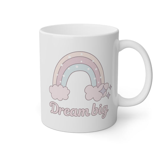 Taza blanca con un arcoíris y la frase Dream big
