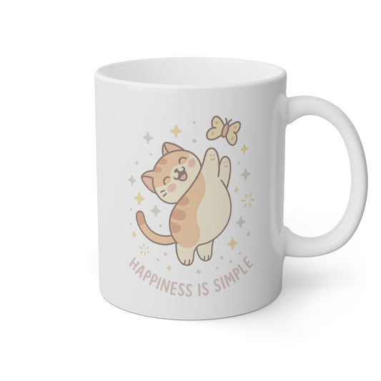 Taza blanca con un gatito sonriendo persiguiendo una mariposa y la frase happiness is simple