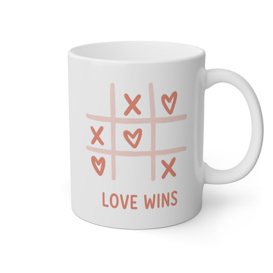 Taza blanca con tres en raya y la frase love wins