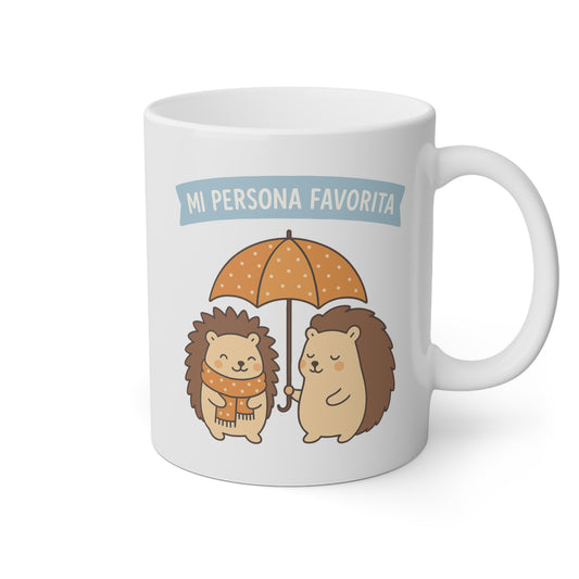 Taza blanca con dos erizos adorables debajo de un paraguas y la frase mi persona favorita