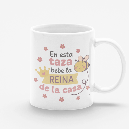 Taza blanca en esta casa bebe la reina de la casa