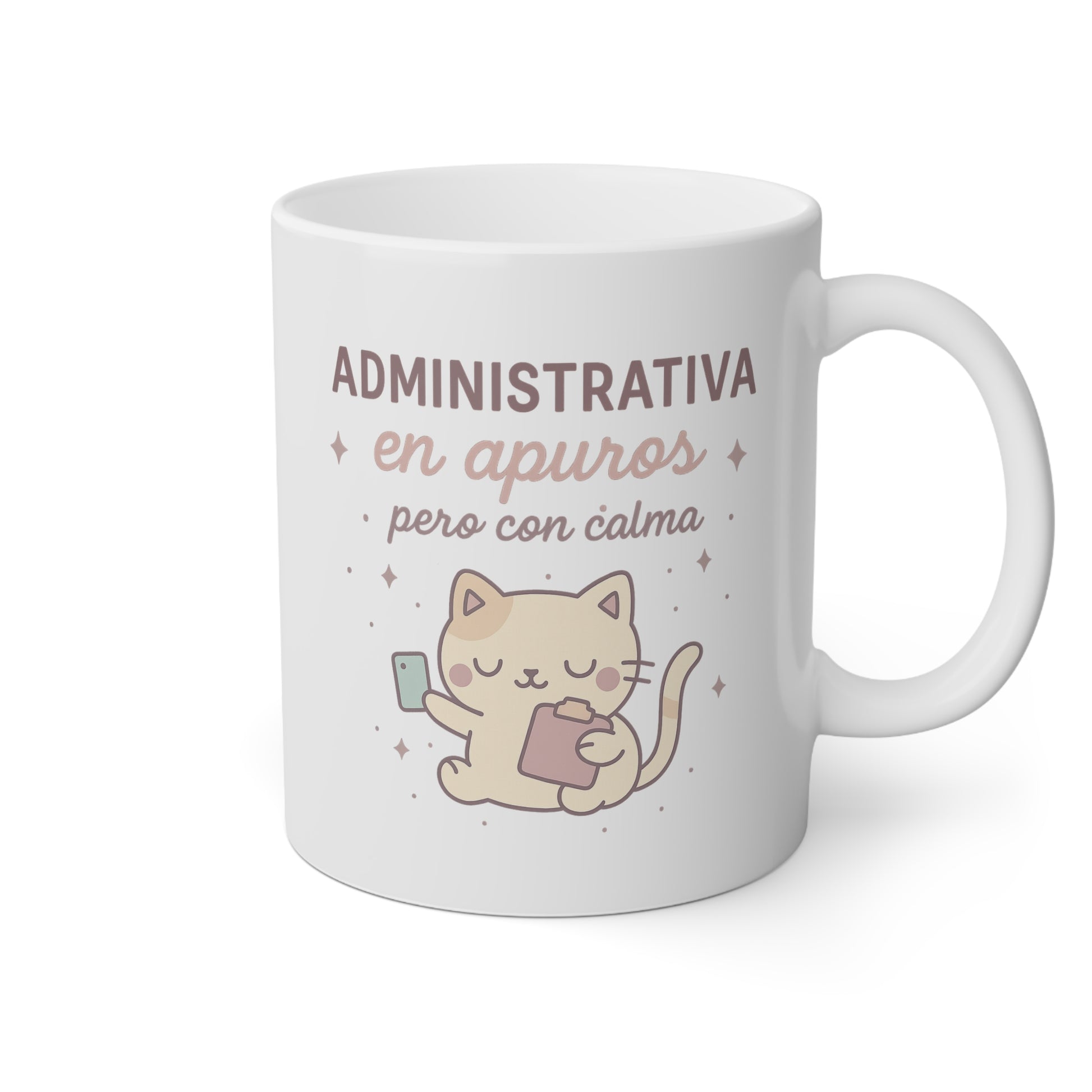 Taza blanca con un gatito y la frase administrativa en apuros pero con calma