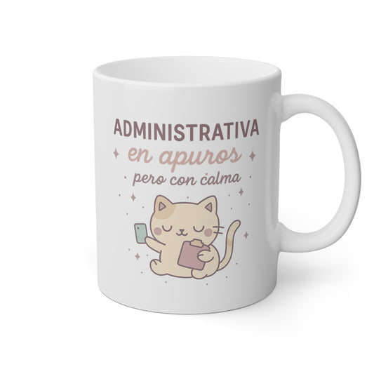 Taza blanca con un gatito y la frase administrativa en apuros pero con calma