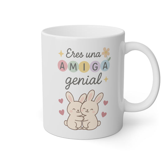 Taza blanca con dos conejitos abrazándose y la frase eres una amiga genial