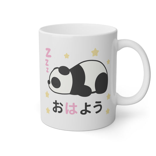 Taza blanca con un oso panda durmiendo y la frase buenos días en japonés
