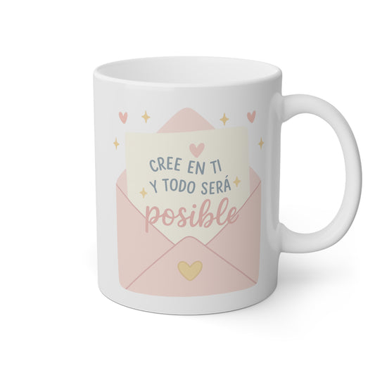 Taza blanca con una carta y la frase cree en ti y todo será posible