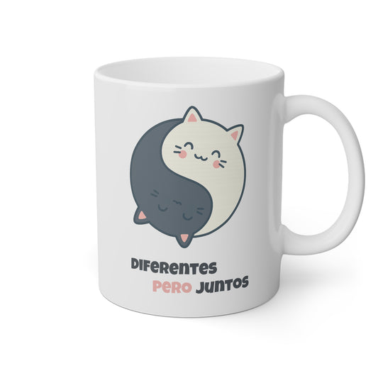 Taza blanca con dos gatitos y la frase diferentes pero juntos