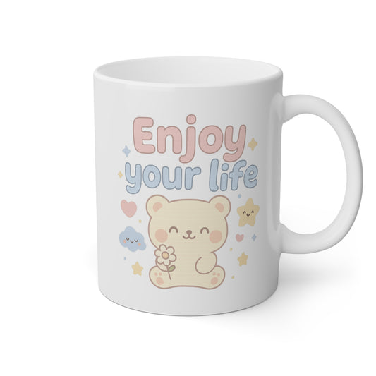 Taza blanca con un osito y la frase enjoy your life