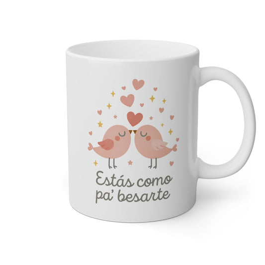 Taza blanca con dos pajaritos enamorados y la frase estás como pa' besarte