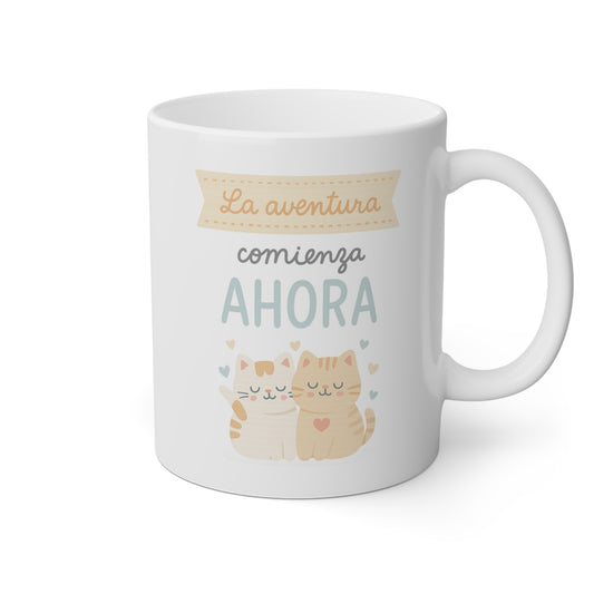 Taza blanca con una pareja de gatitos y la frase la aventura comienza ahora 