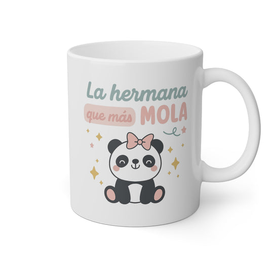 Taza blanca con la frase la hermana que mas mola y un osito panda