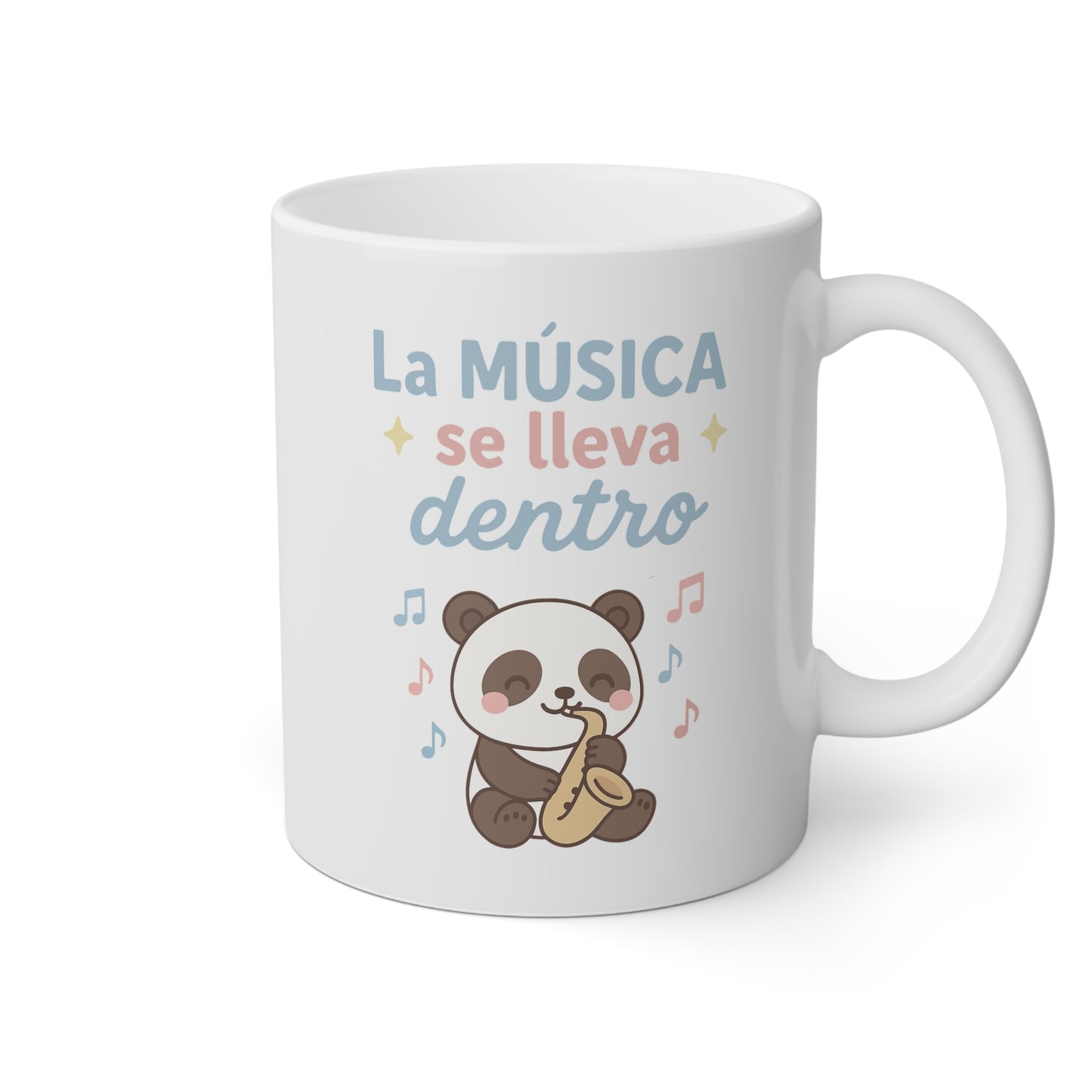 Taza blanca con un osito panda y un saxo y la frase la música se lleva dentro