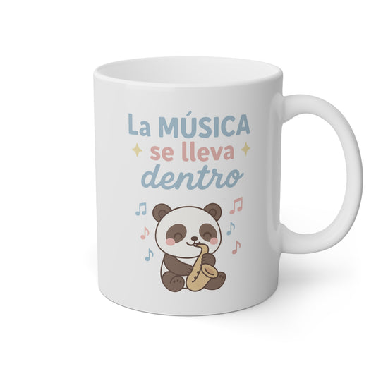 Taza blanca con un osito panda y un saxo y la frase la música se lleva dentro