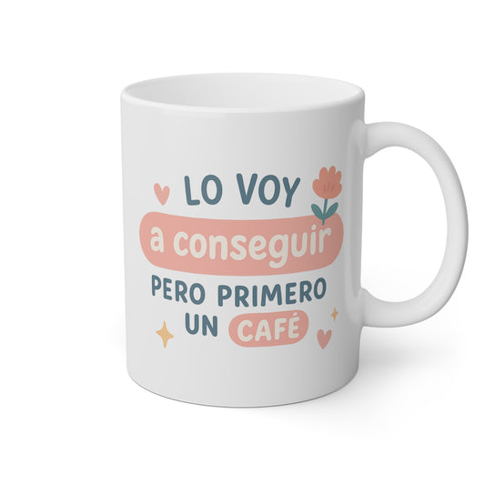 Taza blanca con la frase lo voy a conseguir pero primero un café