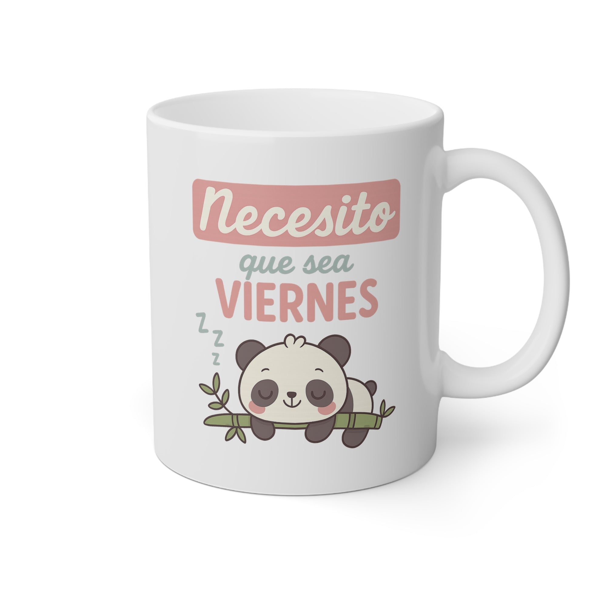 Taza blanca con la frase necesito que sea viernes y un osito panda durmiendo