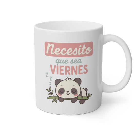 Taza blanca con la frase necesito que sea viernes y un osito panda durmiendo