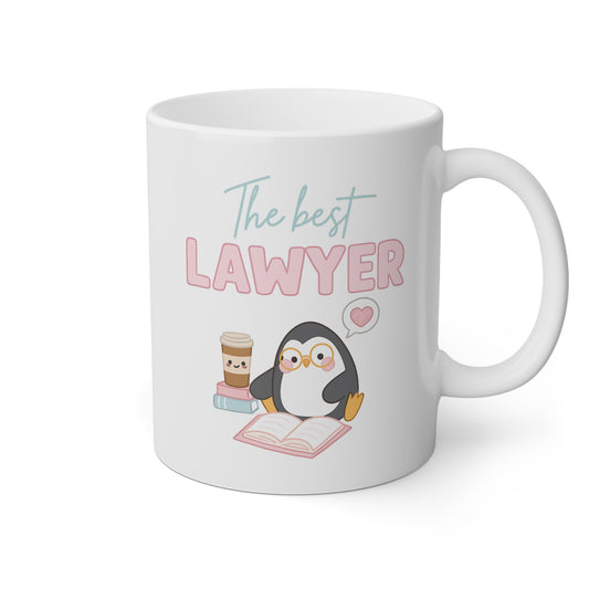 Taza blanca con la frase the best lawyer y un pingüino leyendo un libro