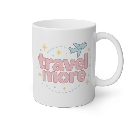 Taza blanca con la frase travel more y un avión volando