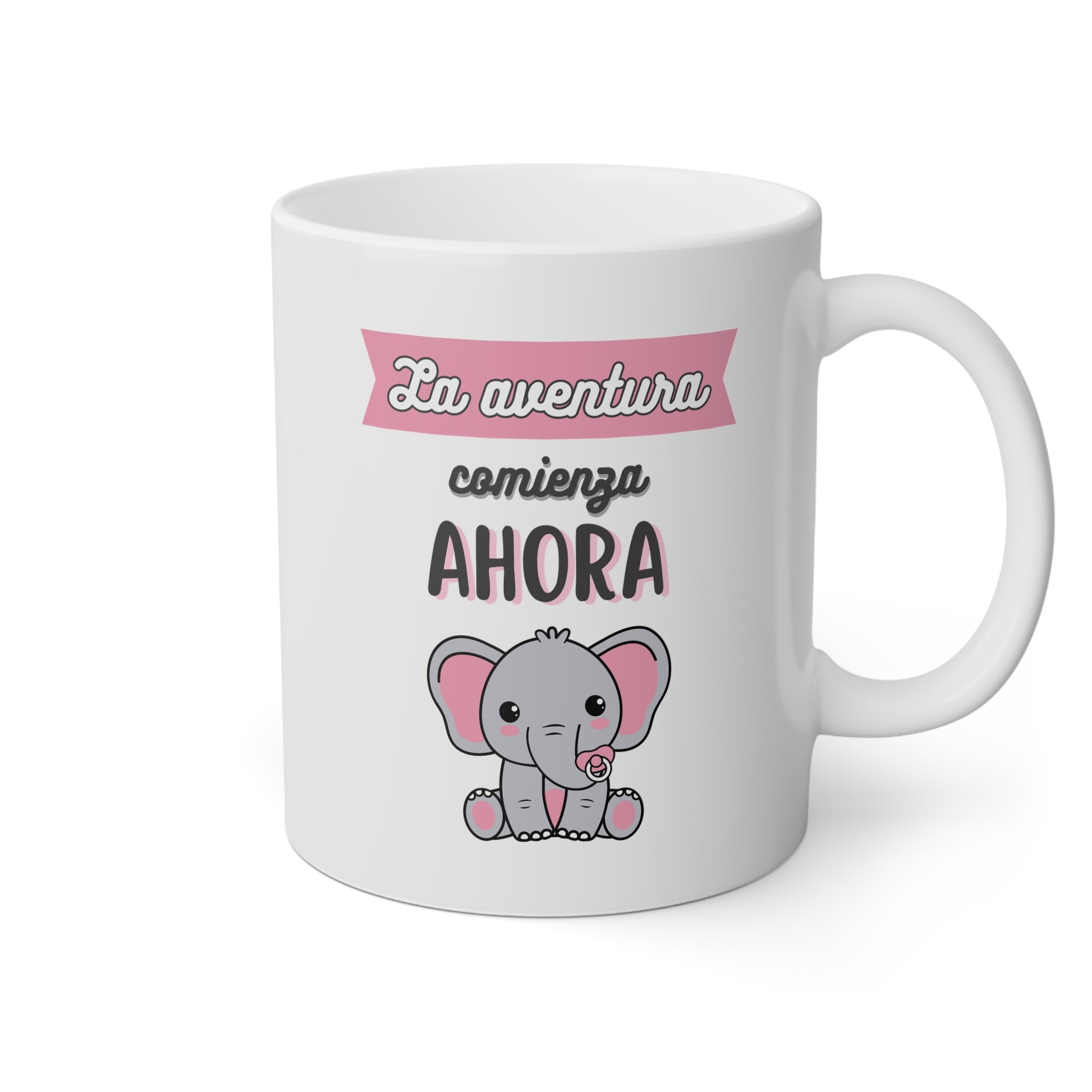 Taza blanca para padres primerizos con un elefante bebé y la frase la aventura comienza ahora