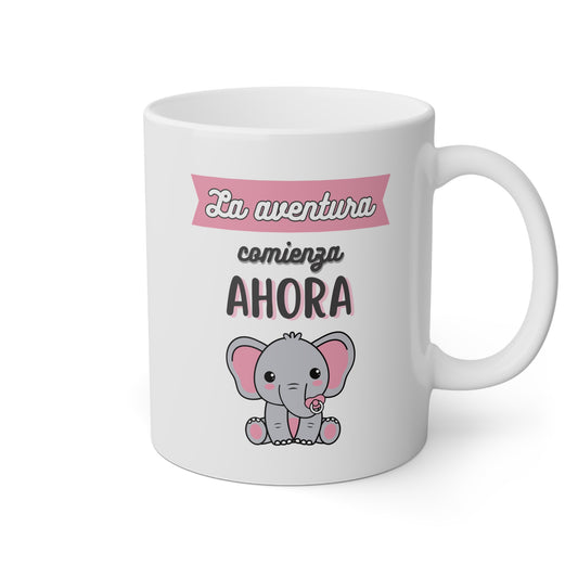 Taza blanca para padres primerizos con un elefante bebé y la frase la aventura comienza ahora