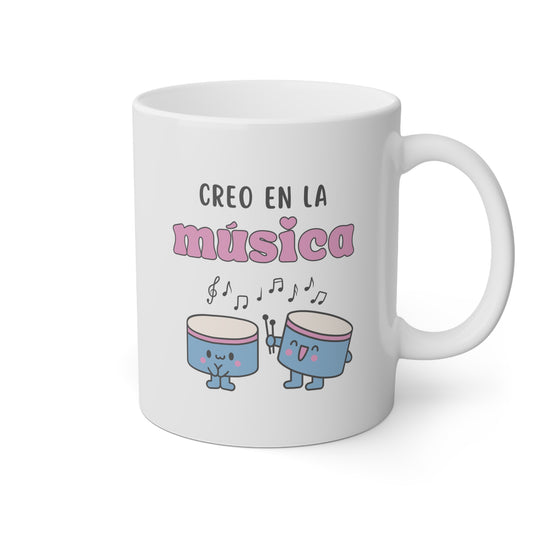 Taza blanca con dos tambores y la frase creo en la música