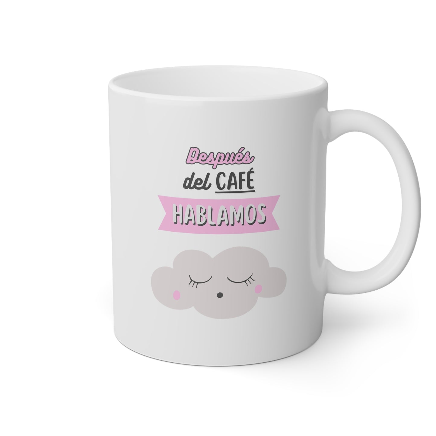 Taza blanca con una nubecita dormida y la frase después del café hablamos