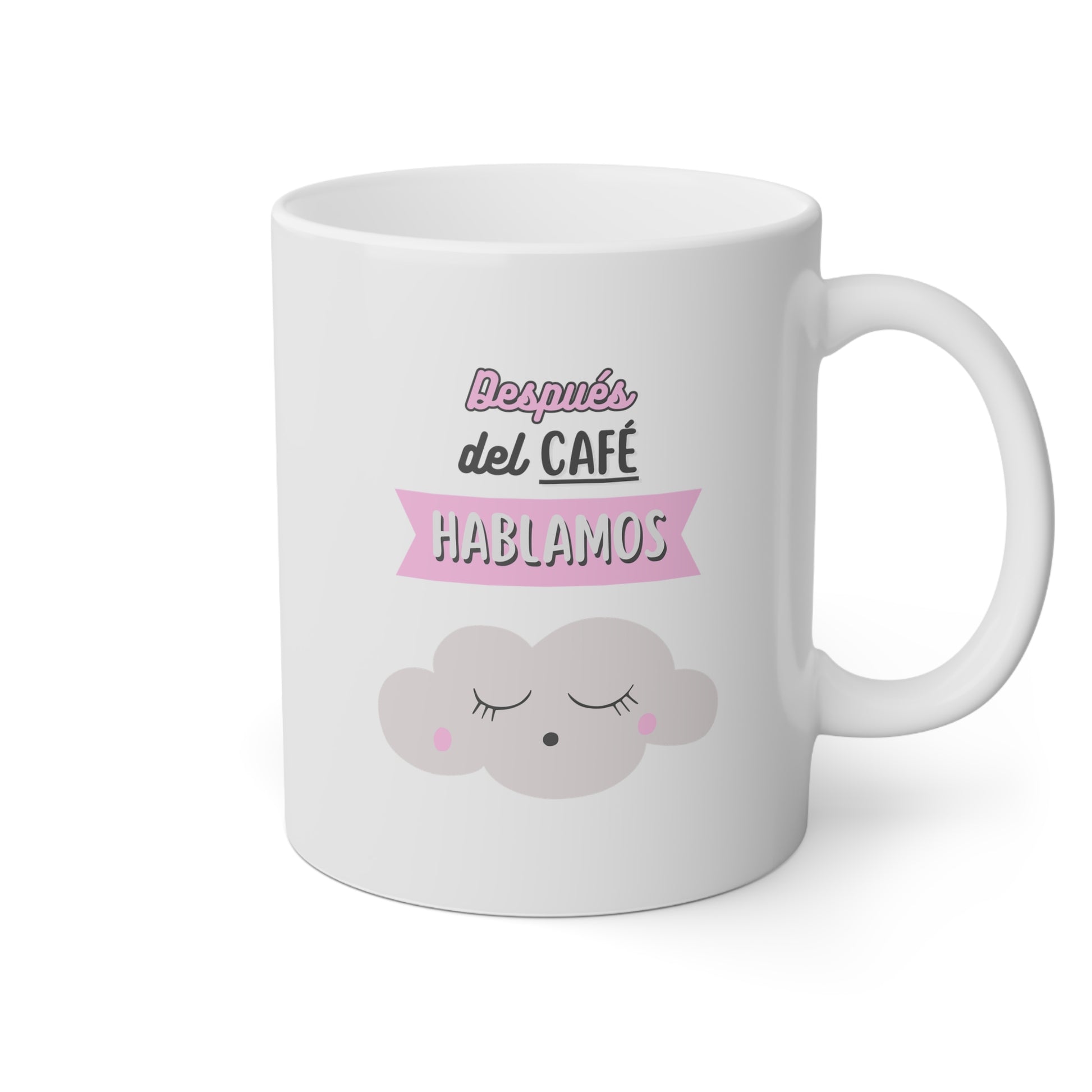 Taza blanca con una nubecita dormida y la frase después del café hablamos