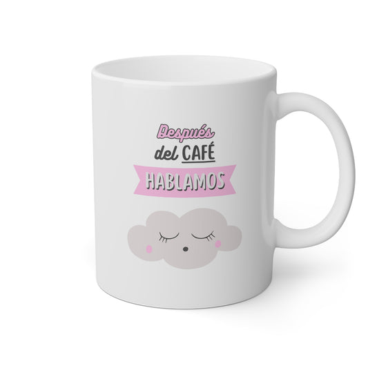 Taza blanca con una nubecita dormida y la frase después del café hablamos
