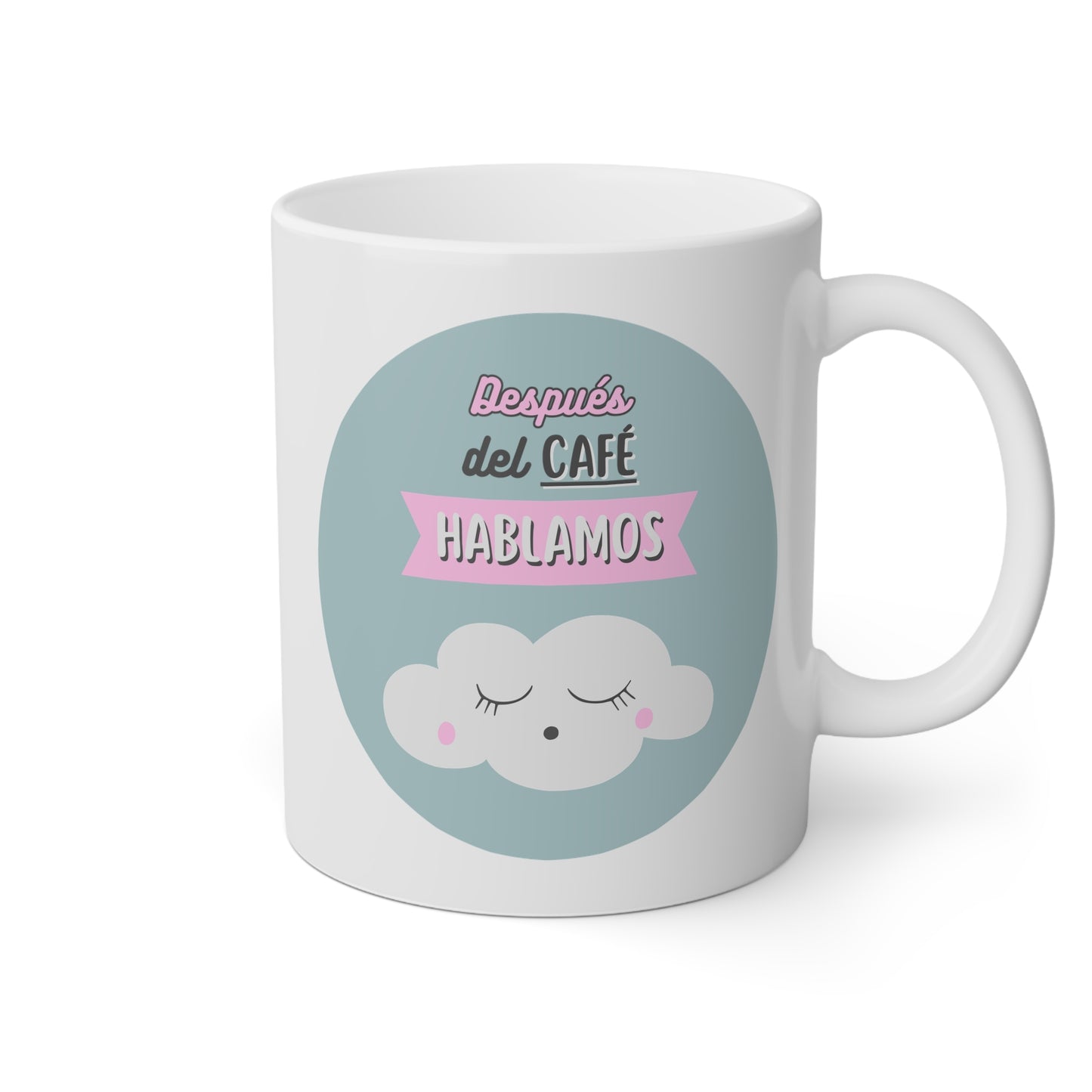 Taza blanca con una nubecita dormida y la frase después del café hablamos