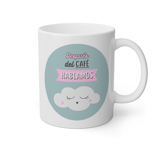 Taza blanca con una nubecita dormida y la frase después del café hablamos