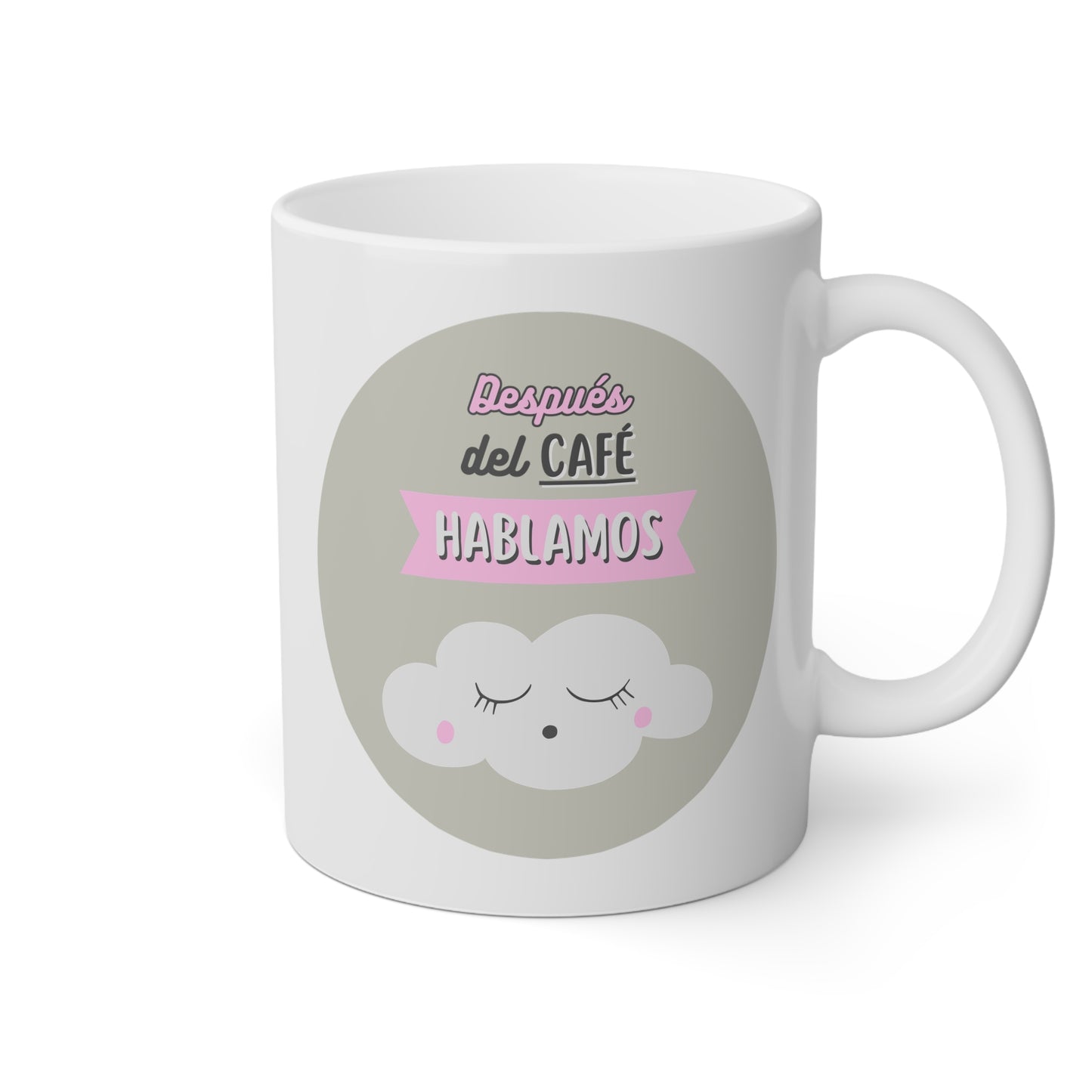 Taza blanca con una nubecita dormida y la frase después del café hablamos
