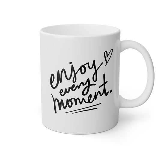 Taza blanca con la frase enjoy every moment