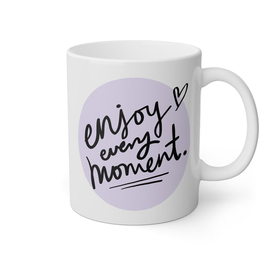 Taza blanca con la frase enjoy every moment