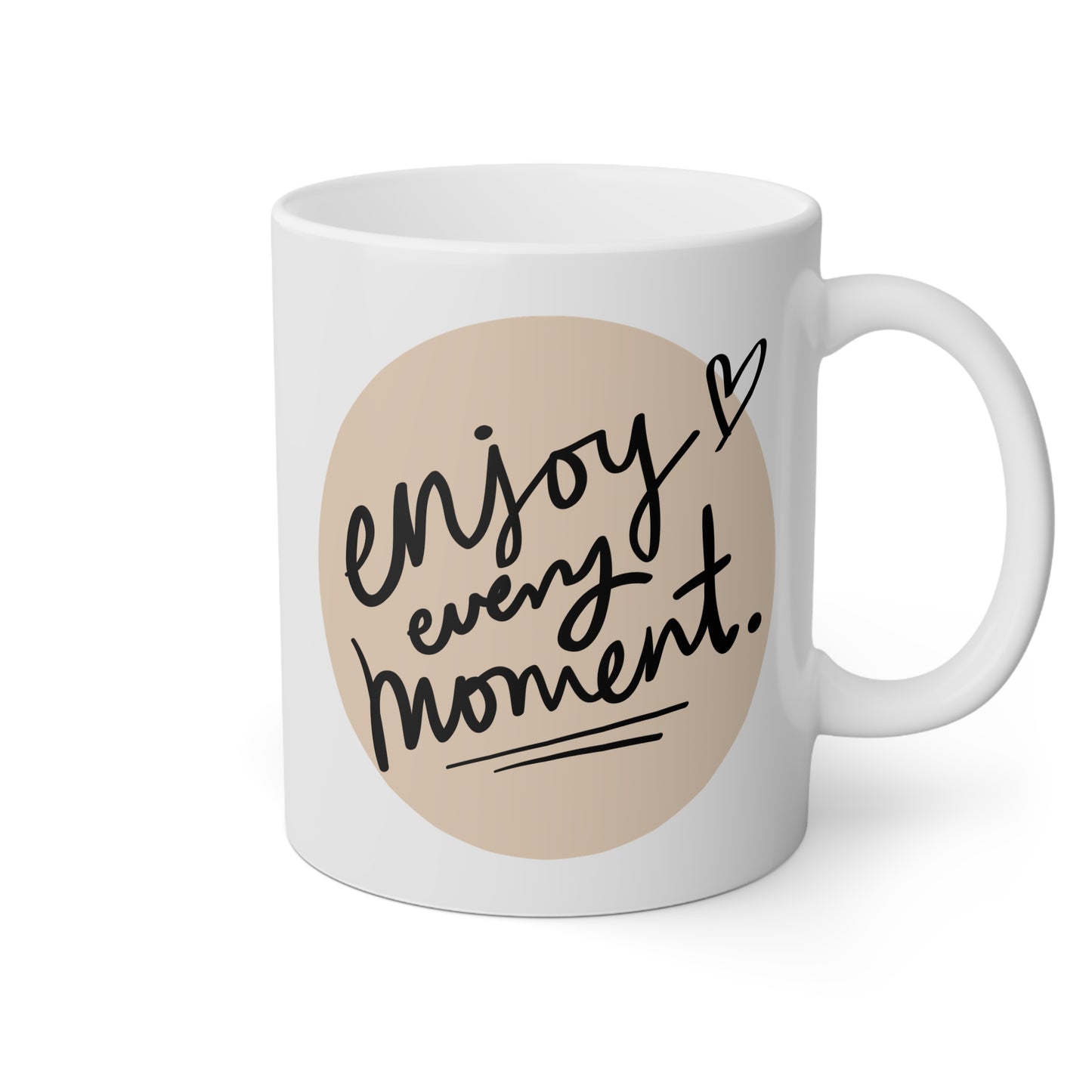 Taza blanca con la frase enjoy every moment