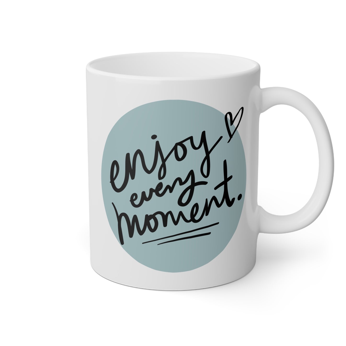 Taza blanca con la frase enjoy every moment
