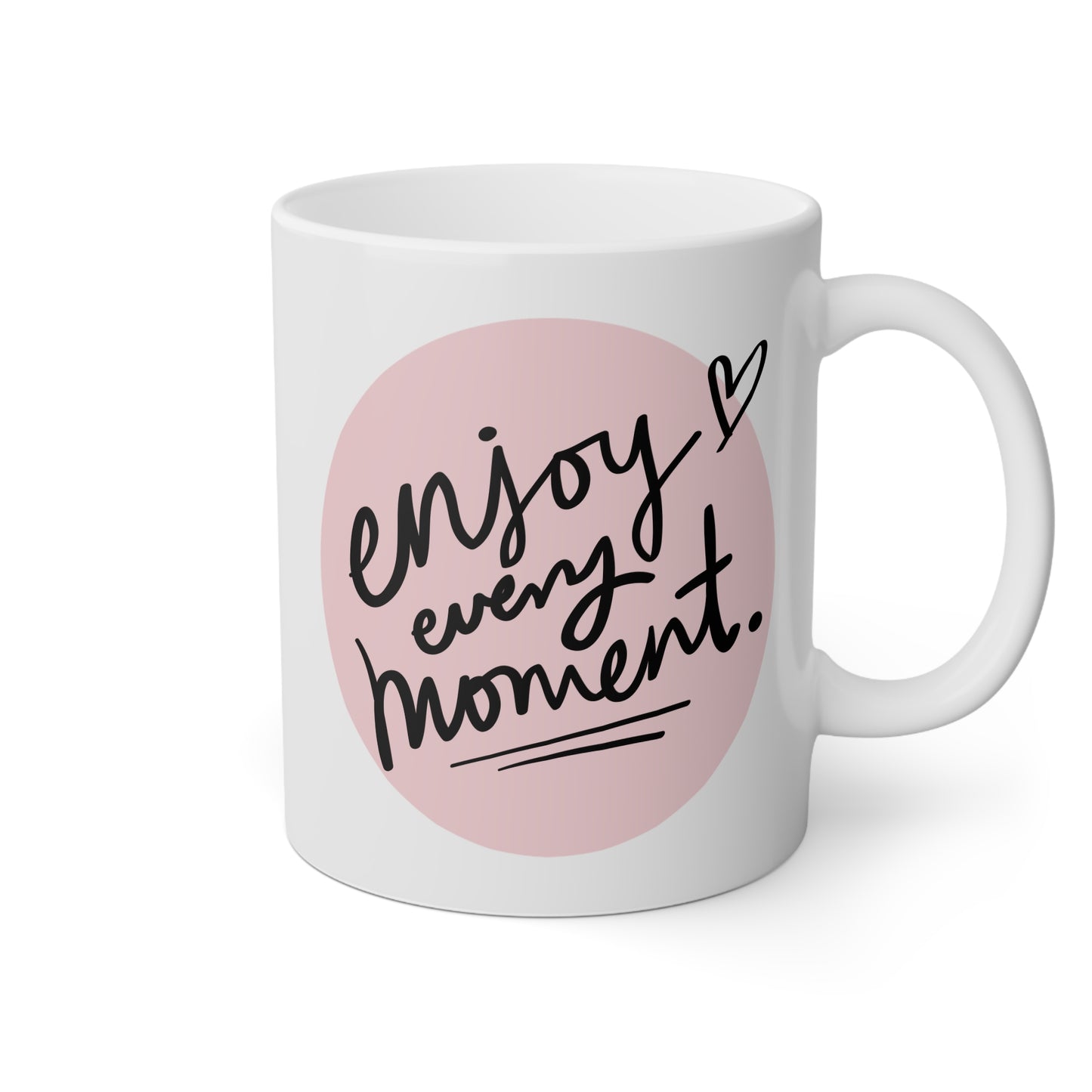 Taza blanca con la frase enjoy every moment