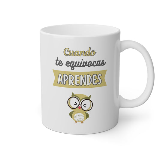 Taza blanca con un búho y la frase cuando te equivocas aprendes