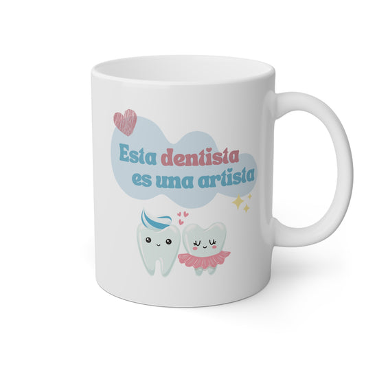 Taza blanca con dos dientes y la frase esta dentista es una artista