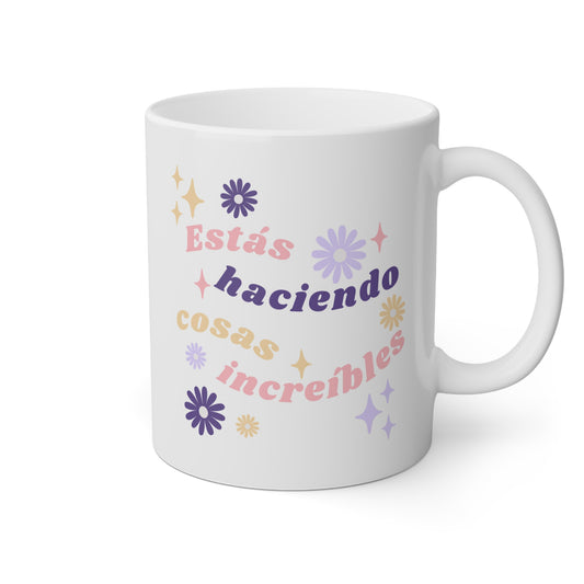 Taza blanca con la frase estás haciendo cosas increíbles 