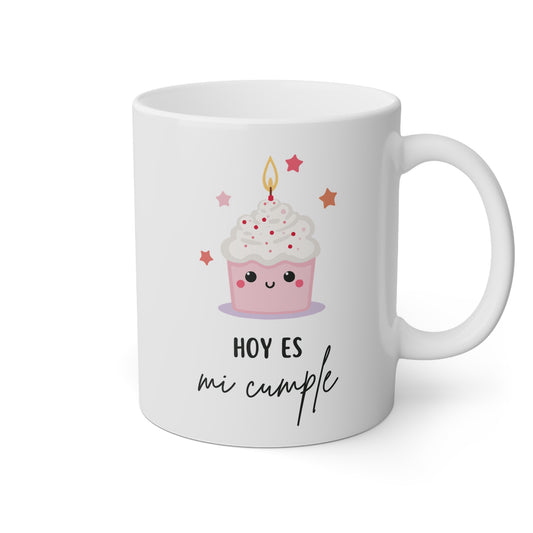 Taza blanca con un pastel y la frase hoy es mi cumple
