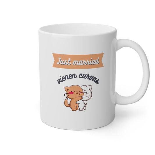 Taza blanca con gatitos y la frase just married, vienen curvas