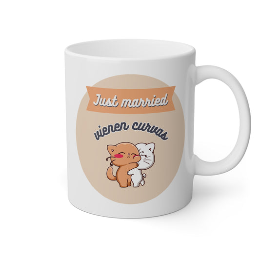 Taza blanca con gatitos y la frase just married, vienen curvas