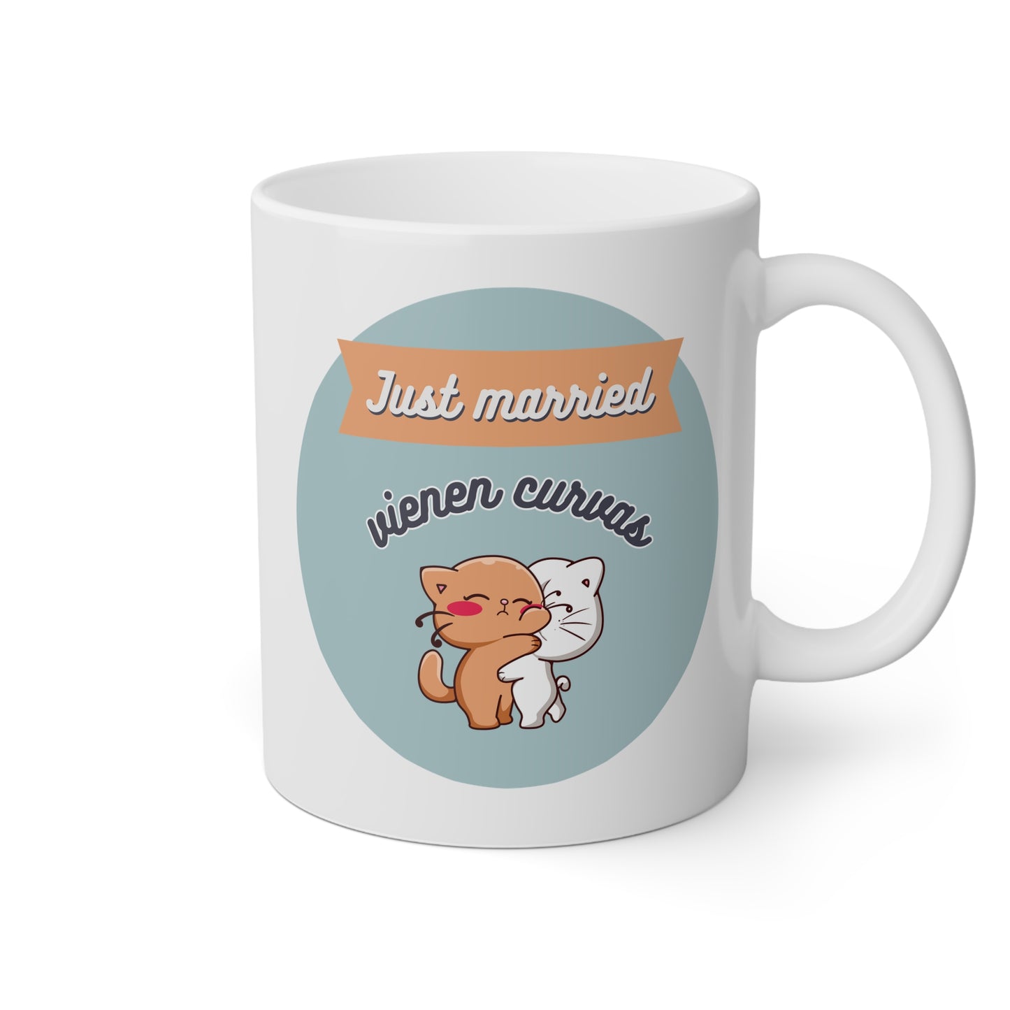 Taza blanca con gatitos y la frase just married, vienen curvas