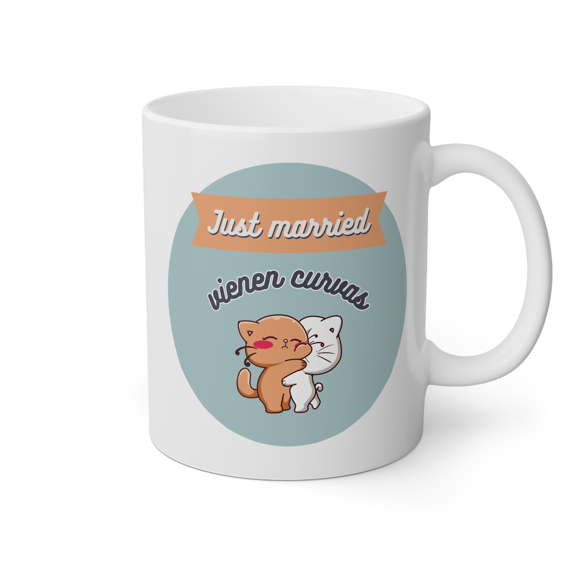 Taza blanca con gatitos y la frase just married, vienen curvas