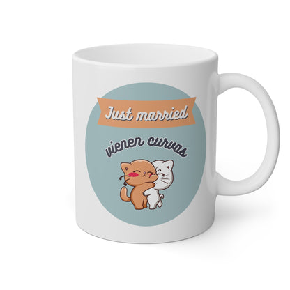 Taza blanca con gatitos y la frase just married, vienen curvas
