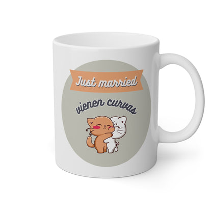 Taza blanca con gatitos y la frase just married, vienen curvas