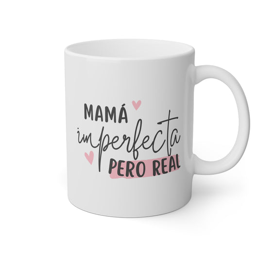 Taza blanca con la frase mamá imperfecta pero real